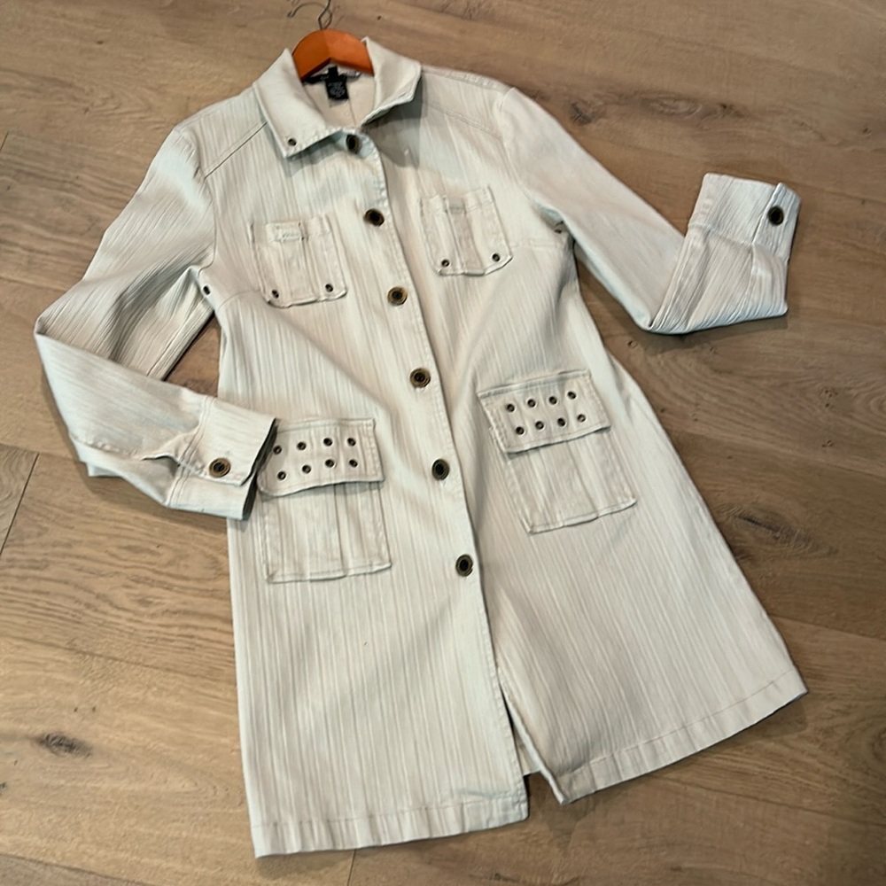 Kenzie trench coat with grommit details